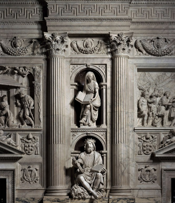 La Sibilla e il re David nell'involucro marmoreo della Santa Casa di Loreto, opera dello scultore Sansovino