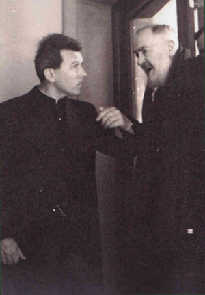 Padre Ingo Dollinger accompagna  padre Pio (1967)