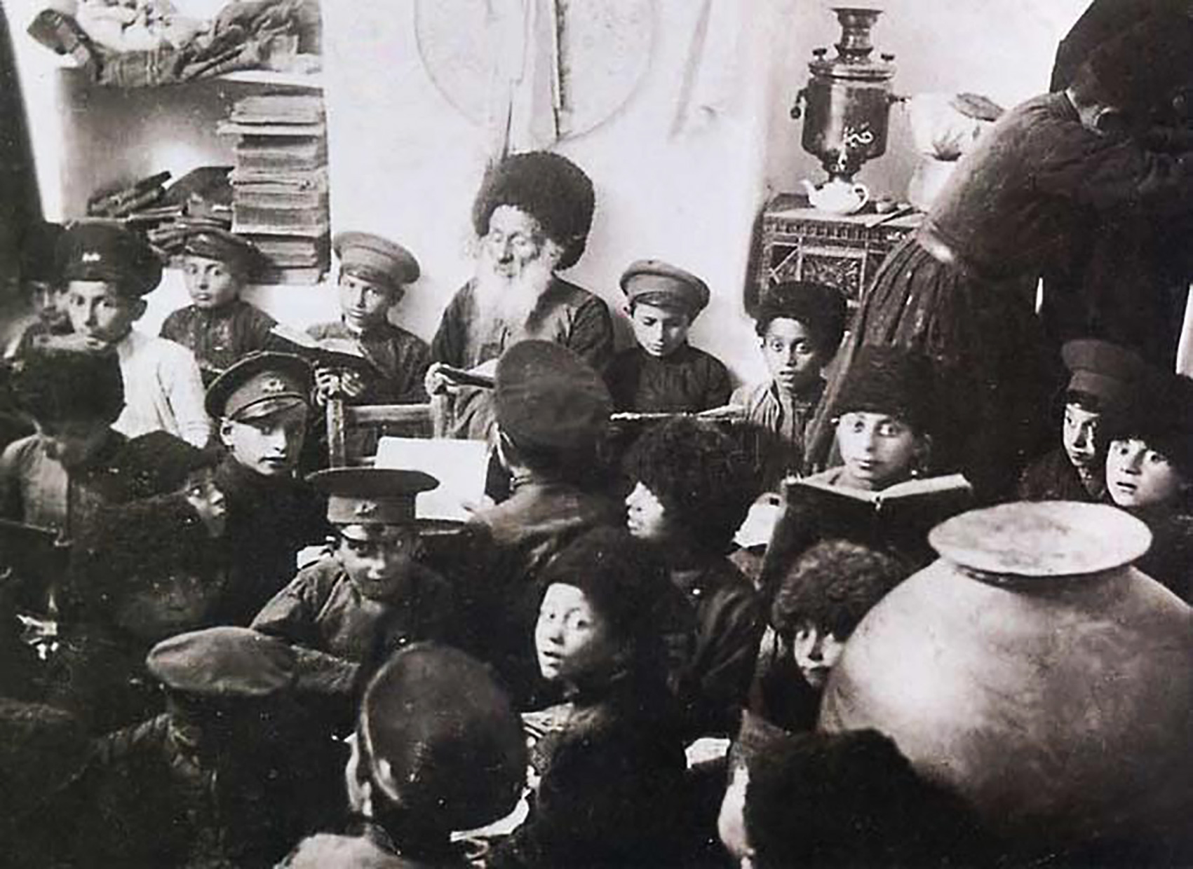 Un Rabbi, di un paese sugli Urali, con i suoi alunni. Foto del 1919